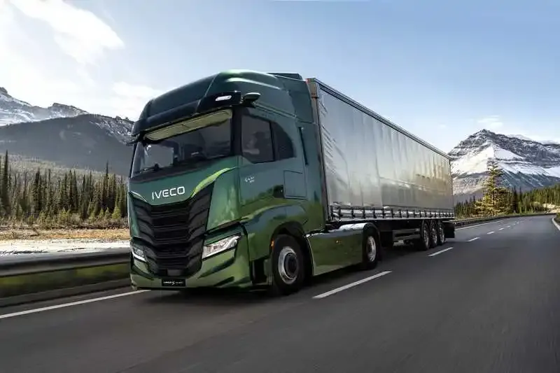Novo IVECO S-Way 2024 na cor verde circulando em uma estrada na Europa