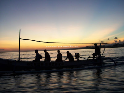 INDAHNYA SUNSET, SUNRISE, DAN LUMBA-LUMBA DI PANTAI LOVINA-BALI