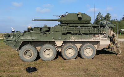 потенциальный носитель для новой 50-мм пушки -- пушечный Stryker (XM1296 ICVD ("Dragoon")) на учениях в Польше, лето 2018 г.