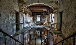  Μια ποινή στο σωφρονιστικό ίδρυμα Eastern State Penitentiary, που χτίστηκε το 1829, δεν σε κρατούσε απομονωμένο από τον έξω κόσμο αλλά και ...