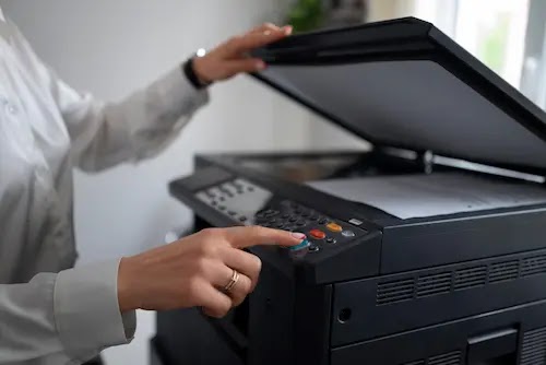 Mujer imprimiendo en el trabajo