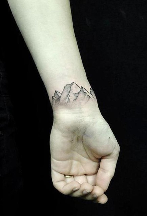 Um pouco de pulso tatuagem de uma montanha. Outro bom design para ajudar a combater a depressão e a auto-destruição.