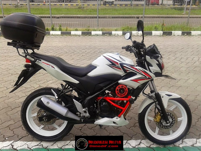 Foto Modifikasi Honda Verza kebanyakan masih terlihat original, hanya saja sedikit mengubah pada bagian knalpot, velg diganti menjadi lebar dan besar berwarna putih cocok dengan warna dominasinya, serta menambah aksesoris seperti box pada bagian belakang motor