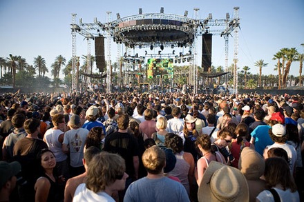 coachella-crowd-back