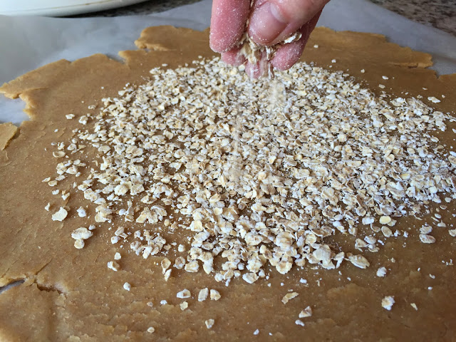 Galette de fresas, echando copos de avena en la base.