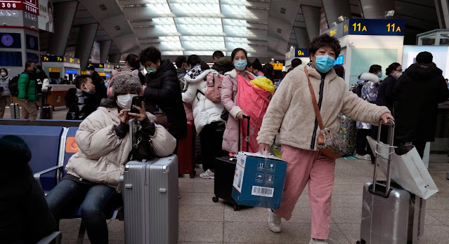 Passengers wearing face masks wait in the waiting room of Beijing South Railway Station. (January 14, 2022)