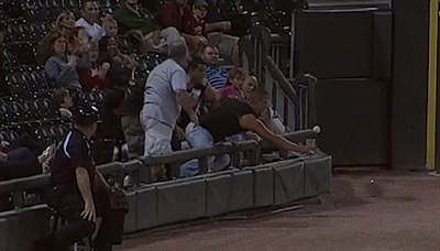 White Sox fan catches foul ball with beer cup