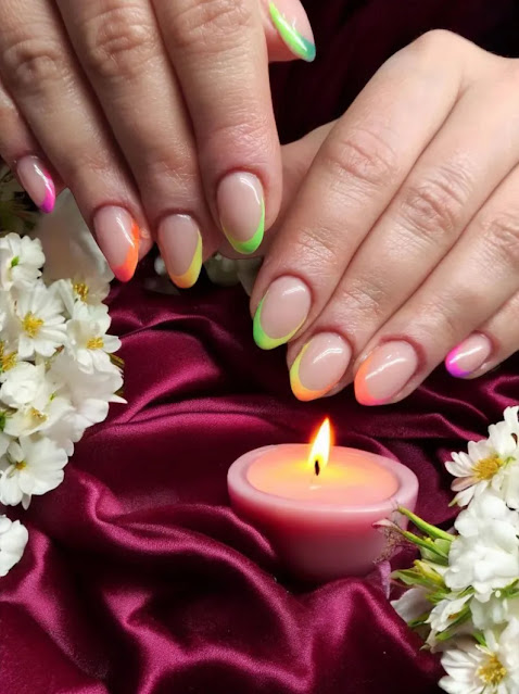 Manicura francesa neon