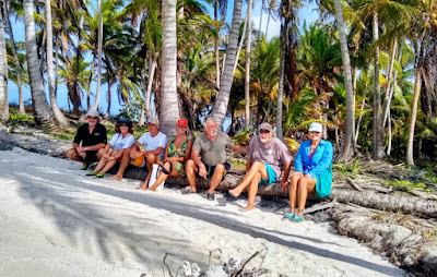 Friends exploring the San Blas