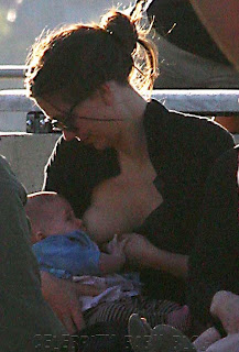 Maggie-Gyllenhaal-breastfeeding