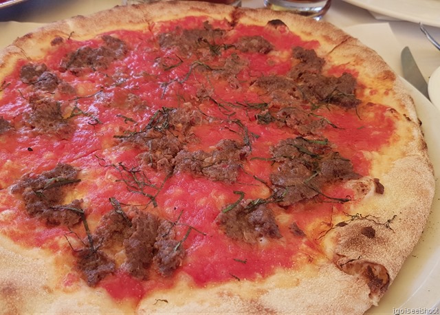 Lunch at Restaurant Bar Rialto in Gstaad. Pizza Lebanese – a pizza that we tried at the Rialto.