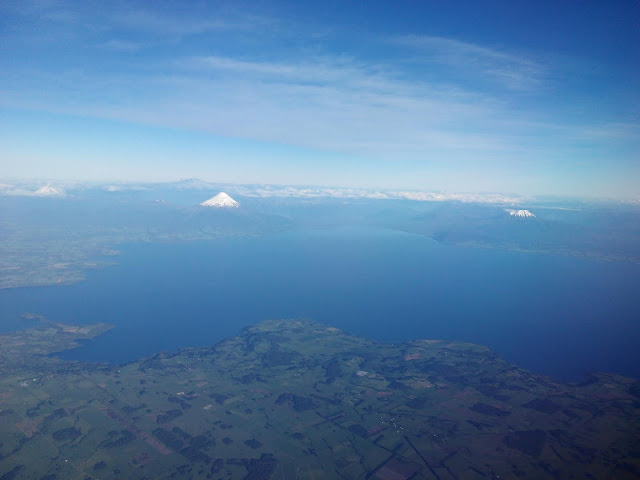 Volcanes Osorno y Calbuco y lago Llanquihue desde el aire, Aysén, Chile