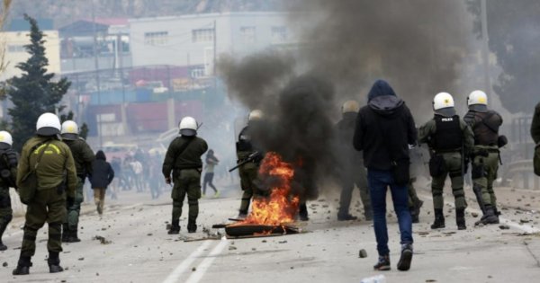 Απόβαση 14 διμοιριών ΜΑΤ σε Λέσβο και Χίο για «δομές φιλοξενίας» - Αντιαποβατικές επιχειρήσεις στήνουν οι κάτοικοι!