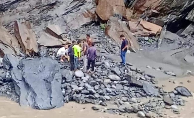 मलबे की चपेट में आने से कार रावी में समाई,एक परिवार के तीन लोग हादसे का शिकार