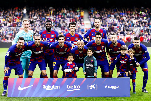 F. C. BARCELONA. Temporada 2019-20. Ter Stegen, Umtiti, Aleñá, Buaquets. Messi, Griezmann, Sergi Roberto, Arturo Vidal, Luis Suárez, Jordi Alba y Gerard Piqué. F. C. BARCELONA 4 DEPORTIVO ALAVÉS 1. 21/12/2019. Campeonato de Liga de 1ª División, jornada 18. Barcelona: Nou  Camp (63.054 espectadores). GOLES: 1-0: 14’, Griezmann. 2-0: 45’, Arturo Vidal. 2-1: 56’, Pere Pons. 3-1: 69’, Messi. 4-1: 74’, Luis Suárez, de penalti.