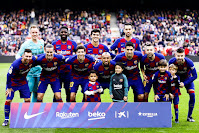 F. C. BARCELONA. Temporada 2019-20. Ter Stegen, Umtiti, Aleñá, Buaquets. Messi, Griezmann, Sergi Roberto, Arturo Vidal, Luis Suárez, Jordi Alba y Gerard Piqué. F. C. BARCELONA 4 DEPORTIVO ALAVÉS 1. 21/12/2019. Campeonato de Liga de 1ª División, jornada 18. Barcelona: Nou  Camp (63.054 espectadores). GOLES: 1-0: 14’, Griezmann. 2-0: 45’, Arturo Vidal. 2-1: 56’, Pere Pons. 3-1: 69’, Messi. 4-1: 74’, Luis Suárez, de penalti.