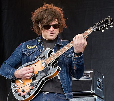 Foto de Ryan Adams tocando la guitarra