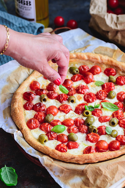 Tarte feuilletée aux tomates et mozzarella