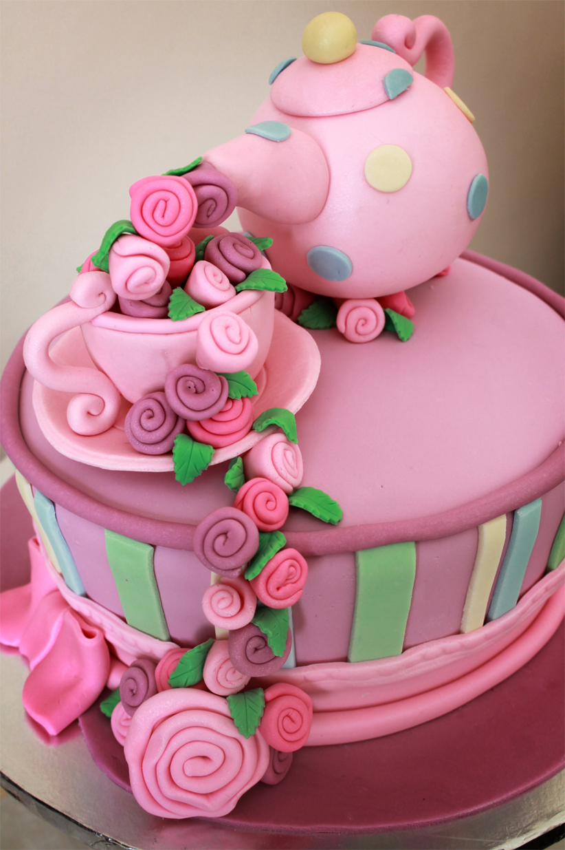 Delana39;s Cakes: Mad Hatters Teapot Cake