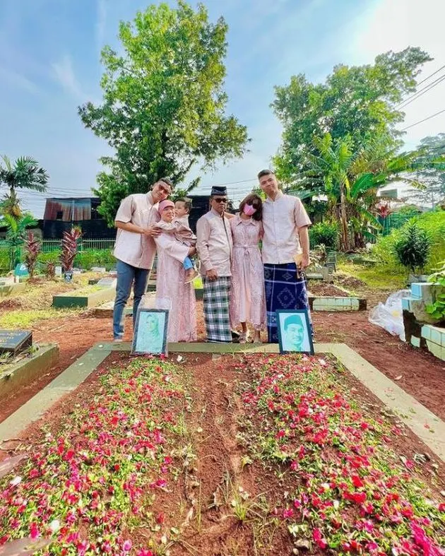 6 Potret Momen Selebriti Indonesia Berziarah Ke Makam Orang Tersayang Saat Lebaran