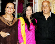 Mahesh Bhatt along with his wife Soni Razdan and daughter Shaheen