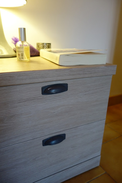 DIY : Relooker une table de nuit avec de l'adhésif / www.by-laura.fr