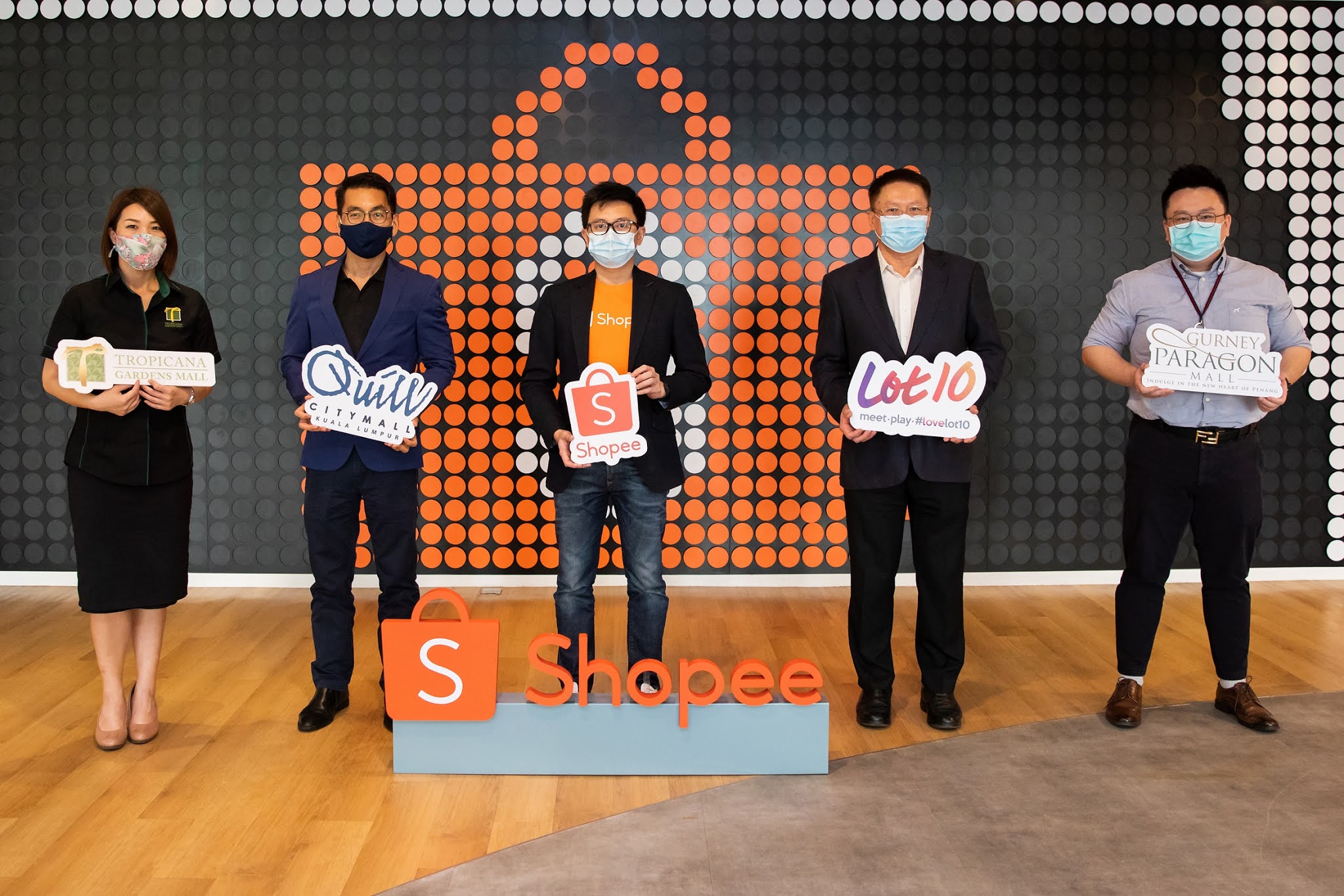 Alain Yee, Head of ShopeePay (third from left) welcomes shopping mall partners (from left) Wendy Wong Siew Chin, General Manager, Mall Marketing of Tropicana Gardens Mall; Koong Wai Seng, Group CEO of Quill Group of Companies; Eric Eoon Whai San, Executive Director of YTL Land Sdn Bhd and Arthur Toh Kai Wei, Retail Project of Gurney Paragon Mall onto the online shopping platform in conjunction with Shopee 12.12 Birthday Sale.