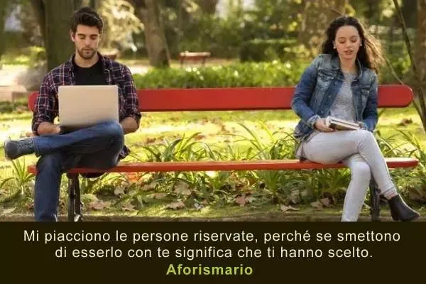 ragazzo e ragazza seduti ai lati di una panchina