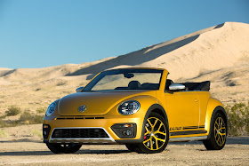 Front 3/4 view of 2017 Volkswagen Beetle Convertible 1.8T Dune