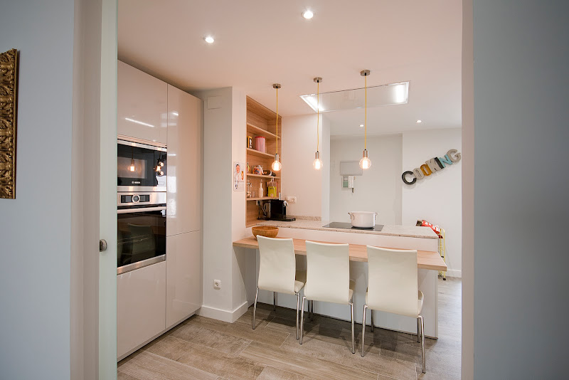 Una cocina pequeña con el equipamiento de una gran cocina