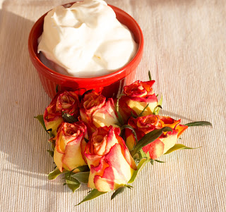 La crema chantilly. una crema tipica a base di panna montata e zucchero a velo  Ottima per farcire torte e brioches. foto con rose