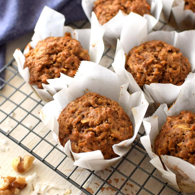 Receta para preparar muffins integrales de manzana, zanahoria y coco