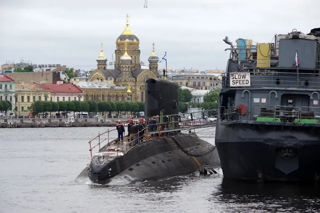 El submarino B-602 "Magadan" ruso completo con éxito las pruebas de mar.