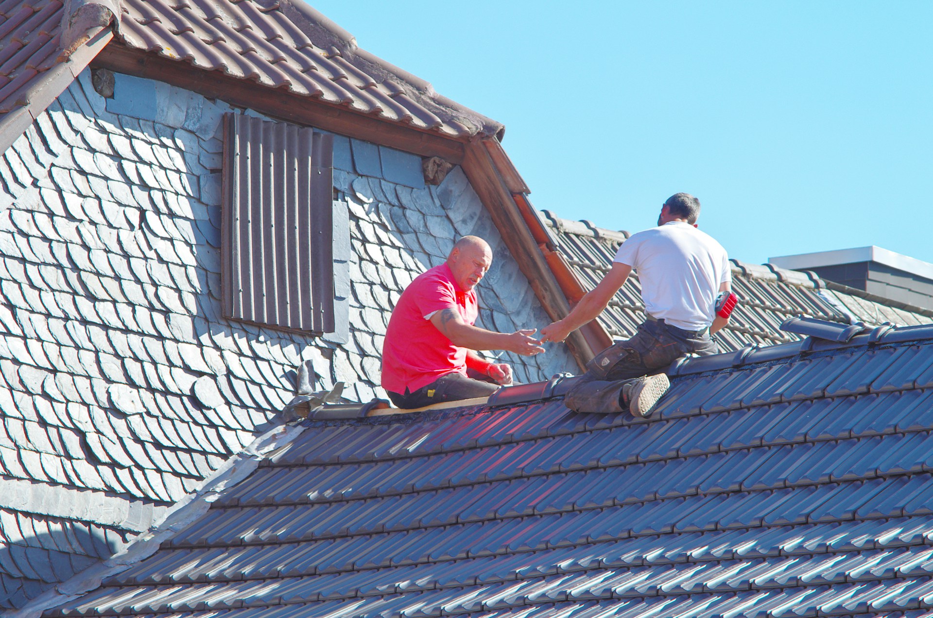 A Complete Guide to Selecting the Best Roofing Material for Your House A Complete Guide to Selecting the Best Roofing Material for Your House