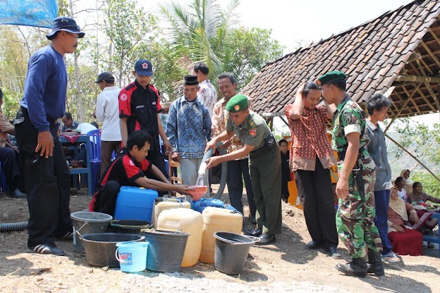 KODIM 0726 SUKOHARJO DAN PMI DISTRIBUSIKAN AIR BERSIH DI KEC WERU