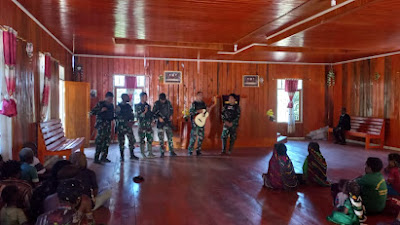     Satgas Mobile Raider 300 Siliwangi Ibadah Penuh Kasih di Mayuberi Papua