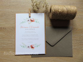 Una invitación bonita y sencilla con flores pintadas, la opción perfecta para una boda diferente