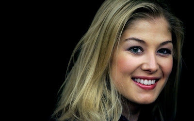 Rosamund Pike Lovely Smile Wallpaper