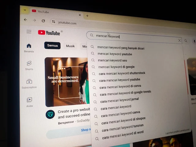 perlu diingat bahwa penelitian keyword YouTube—atau penelitian kata kunci YouTube—tidak selalu sama dengan proses penelitian untuk website SEO