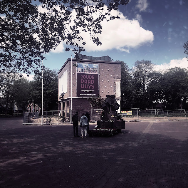 Mensen bij oorlogsmonument 'De vier tamboers', Zevenaar