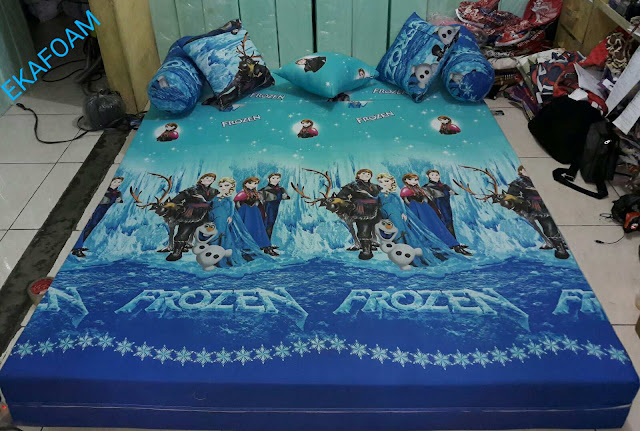 Sofa bed inoac motif frozen biru saat difungsikan sebagai kasur