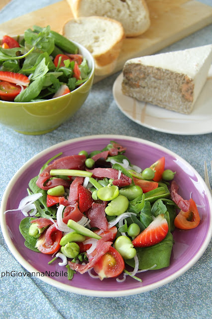 Insalata con manzo affumicato Lenti, misticanza, pomodori, fragole, zucchinette, fave e piselli