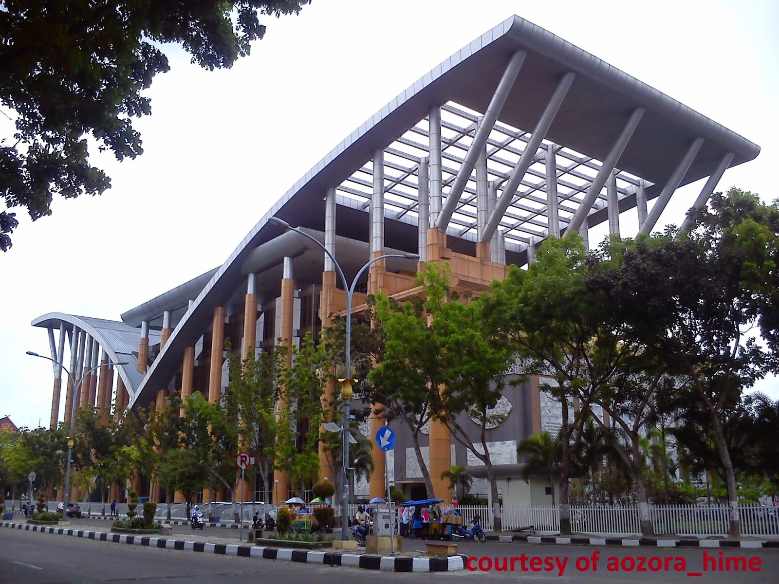 Tidak akan disebut sudah pernah jalan jalan ke Pekanbaru jika belum berkunjung ke landmark kebanggaan orang Riau ini Tempat itu adalah sebuah perpustakaan