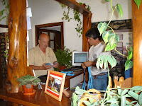 Entrega de flayers, sobre las bondades de Bariloche.-