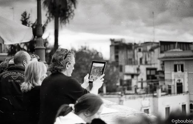 "Tecnologia" (Sujet : un abruti - Place d'Espagne, Rome ; Materiel : Canon A1, 50mm, APX100)