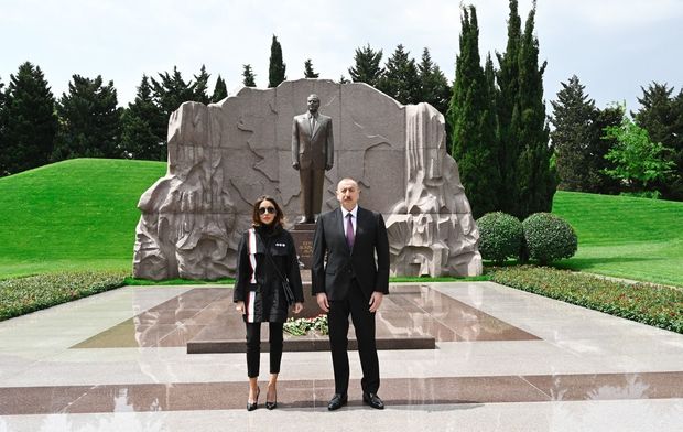 İlham Əliyev və Mehriban Əliyeva ümummilli lider Heydər Əliyevin məzarını ziyarət ediblər