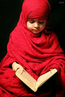 Gambar bayi cantik cute muslim berhijab membaca alqur'an