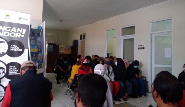 Vaksinasi di Kelurahan Pasirjati Ujungberung Timbulkan Kerumunan