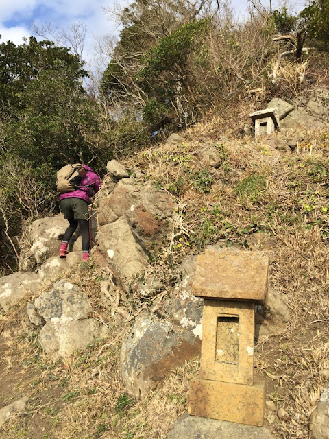 伊予ヶ岳北峰の下にある祠