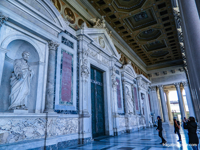 Decoração do adro da Basílica de São Paulo Extramuros, em Roma